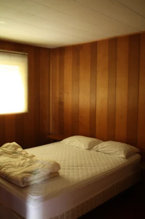 Pigeon-Lake-Resort-Cottage-eighteen-main-bedroom-queen-size-bed